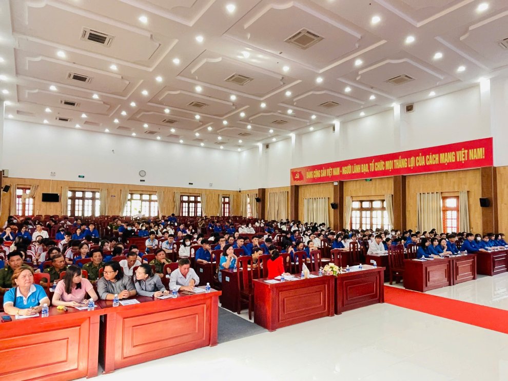 Thời gian gần đây, trên địa bàn xã xuất hiện một số đối tượng lợi dụng hình thức hỗ trợ làm bảng hiệu miễn phí cho các cơ sở dịch vụ kinh doanh nhỏ lẻ như cửa hàng buôn bán tạp hóa, quán ăn, cà phê giải khát… để lồng ghép nội dung quảng cáo các websi