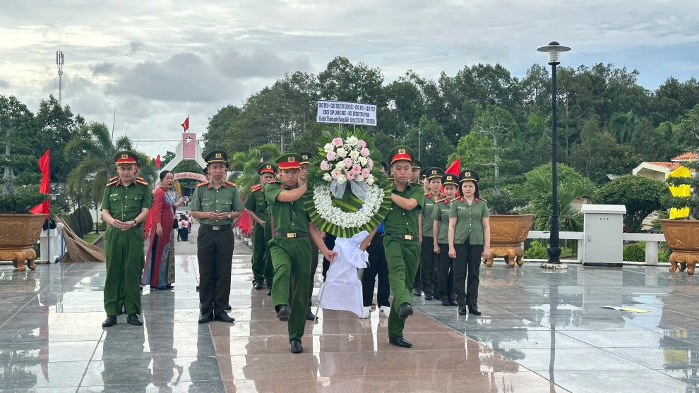 2 Dâng hoa Nghĩa trang
