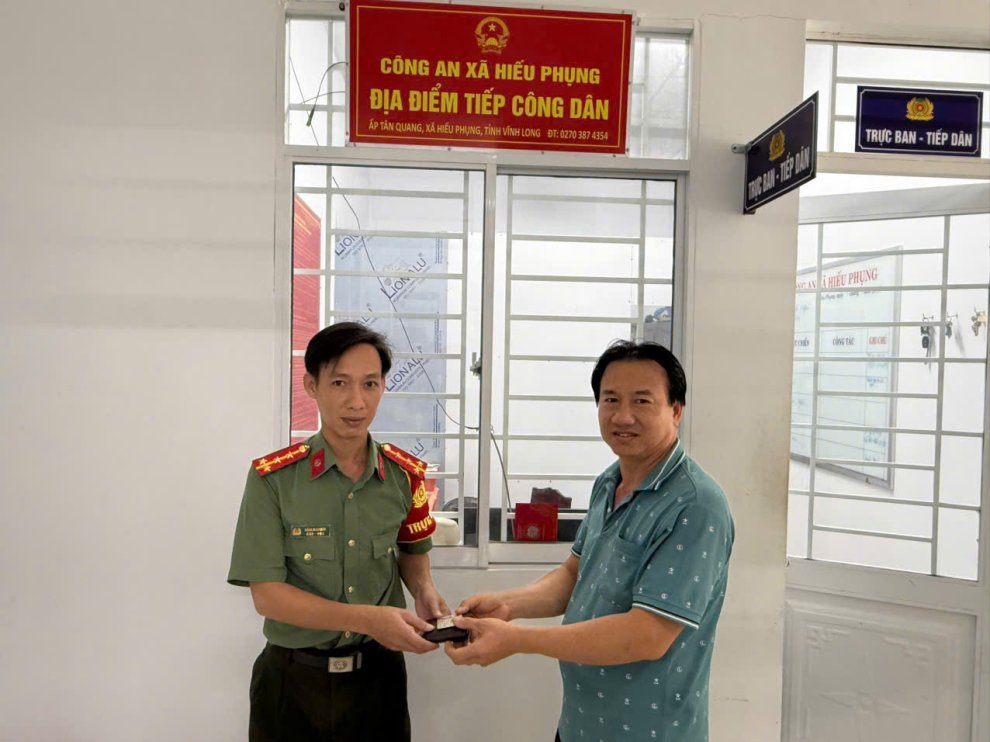 3 Ảnh Trương Văn Tư trao gửi tài sản nhặt được cho cơ quan Công an