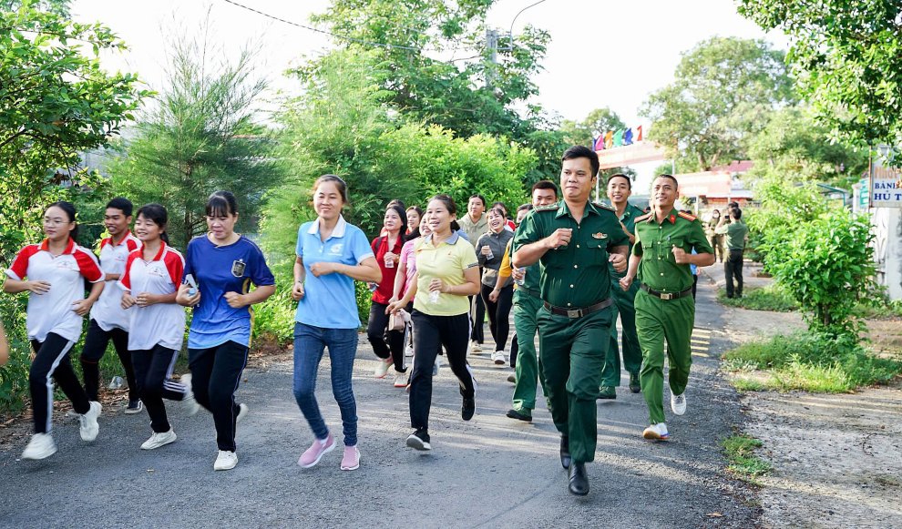 3 Các vận động viên tham gia chạy phong trào