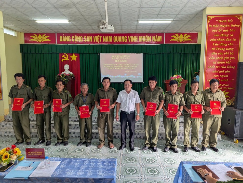 Xã Nhị Long ra mắt Tổ bảo vệ an ninh trật tự ở cơ sở