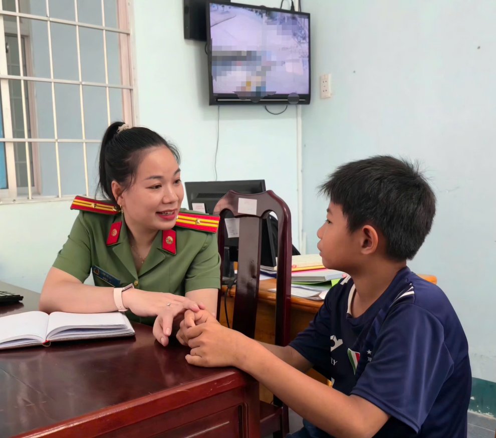 ẢNH 1 Đ C CHÍ CHI HỘI TRƯỞNG CHI HỘI PHỤ NỮ CÔNG AN XÃ ÂN CẦN THĂM HỎI