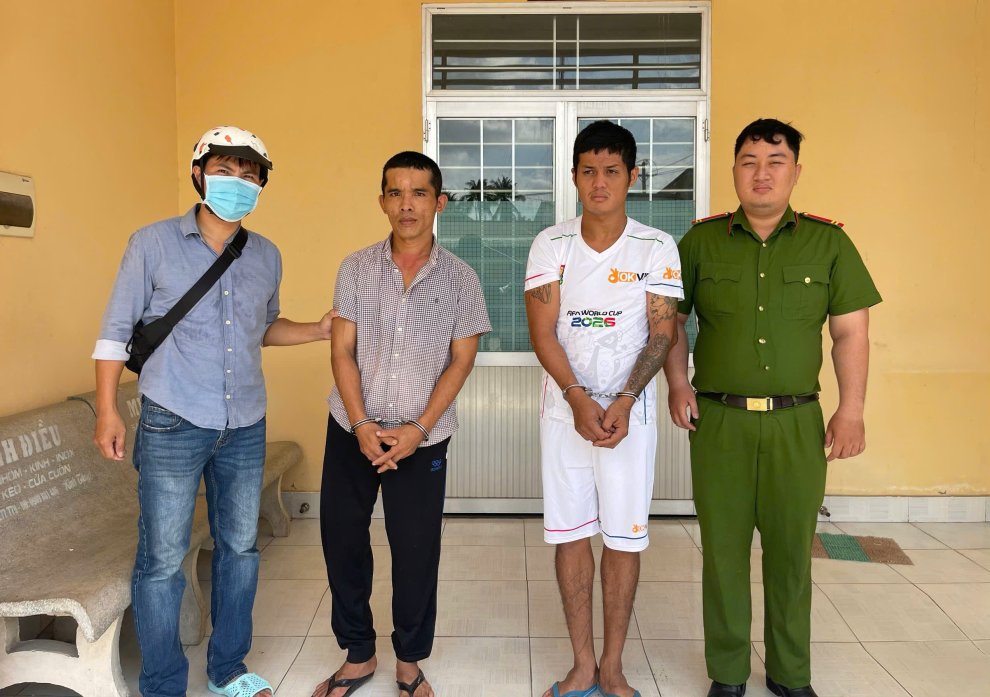 Ảnh Công an xã Tân Thành Bình bàn giao người chấp hành án đến phân trại tạm giam