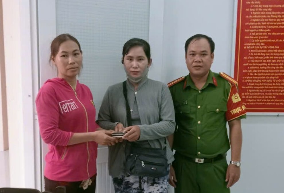 Ảnh trao trả tài sản cho người bị đánh rơi