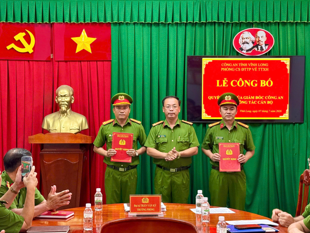 Phòng Cảnh sát hình sự Công an tỉnh công bố và trao quyết định về công tác cán bộ