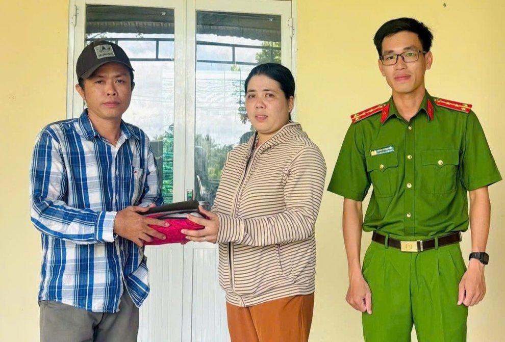 Ảnh Trao trả tài sản đánh rơi