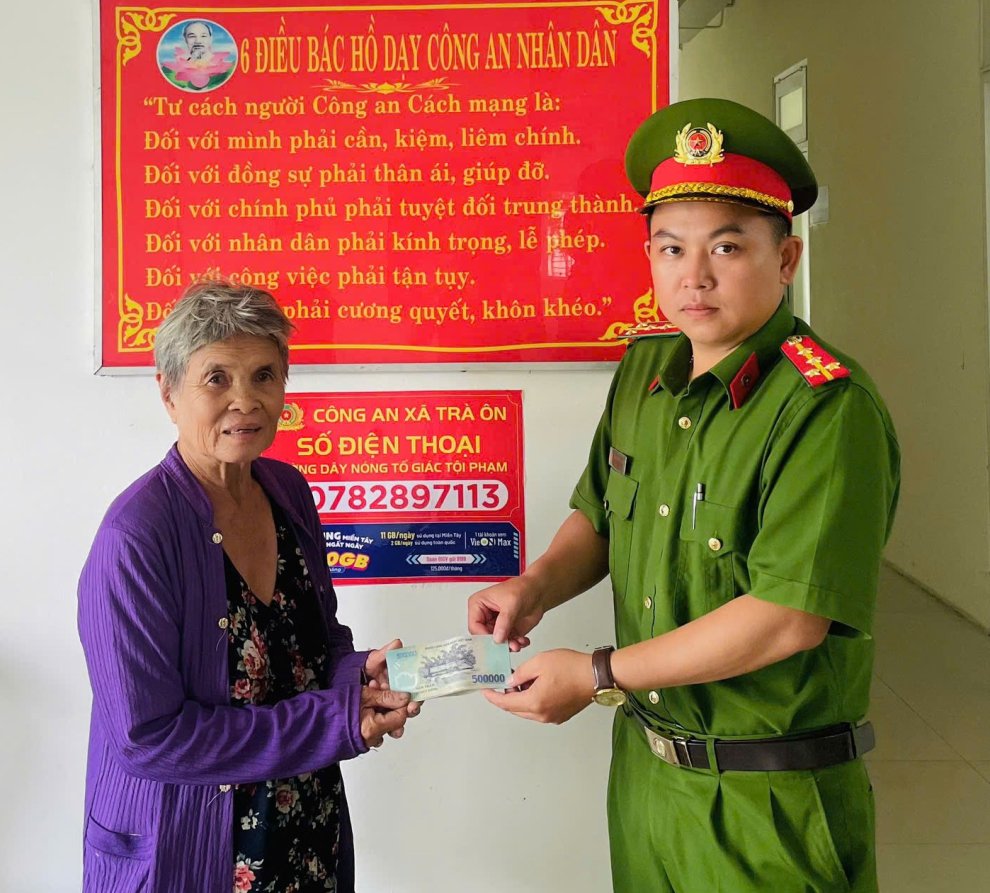Bà Phạm Thị Lệ bàn giao số tiền nhặt được cho lực lượng Công an
