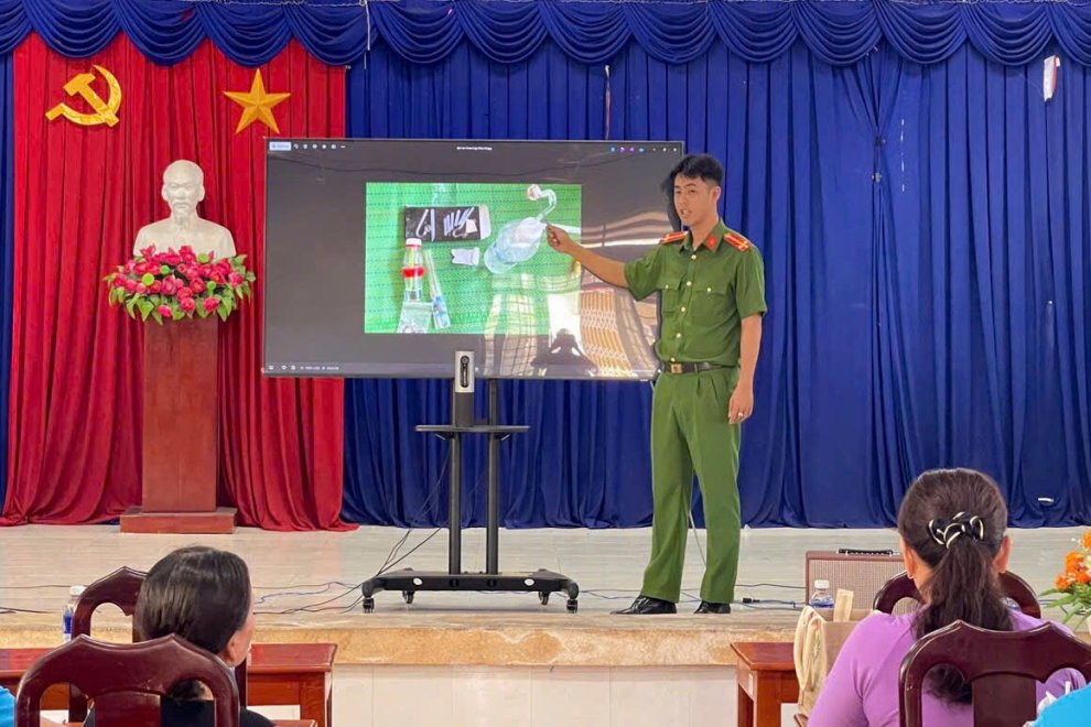 Chi đoàn Công an xã tuyên truyền phòng, chống ma túy cho đại biểu