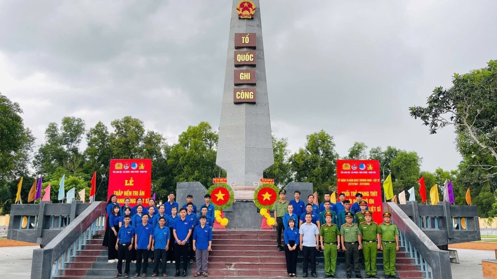 Chụp ảnh lưu niệm tại đài tưởng niệm các Anh hùng liệt sĩ
