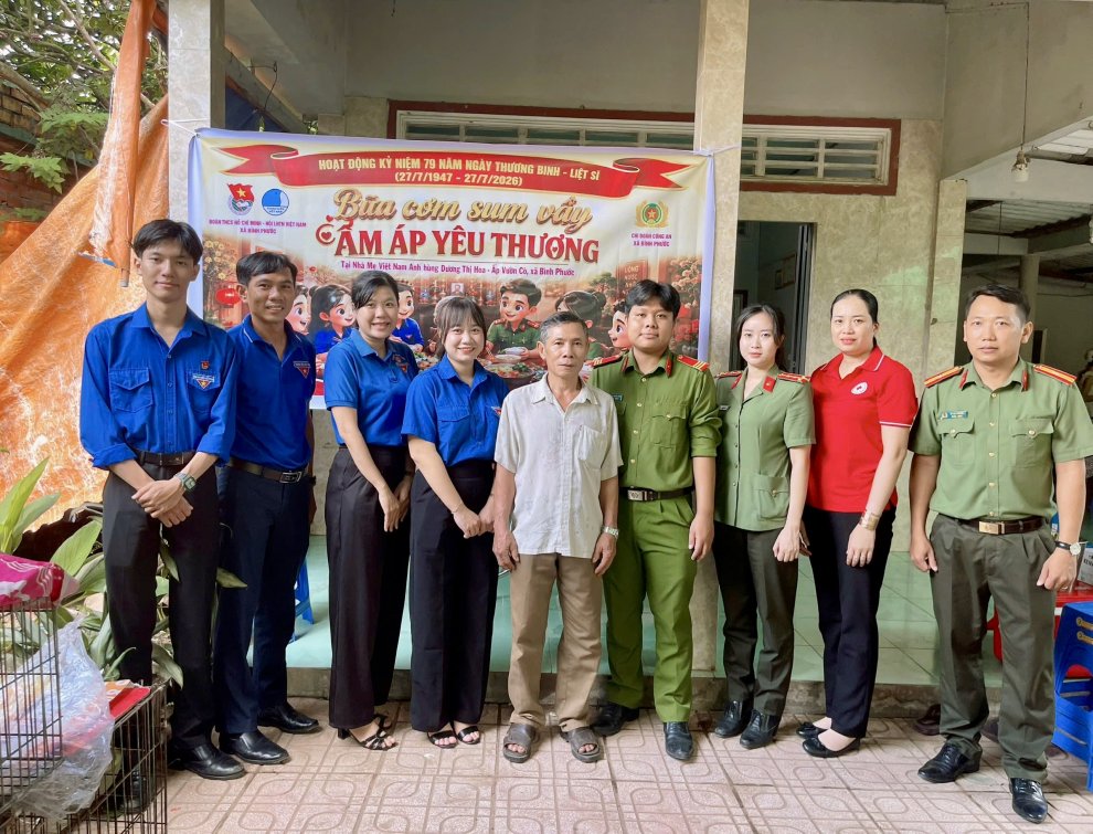 Chụp ảnh lưu niệm với đại diện gia đình của Mẹ Dương Thị Hoa