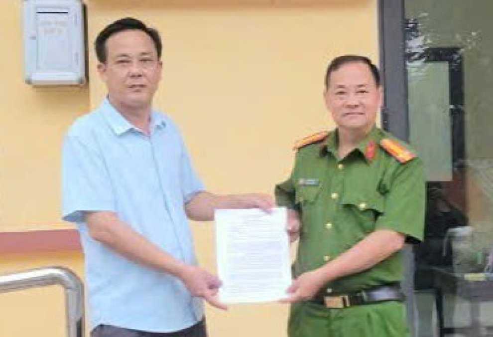 Công an phường tiếp nhận và trao trả tài sản cho người dân75573419 n