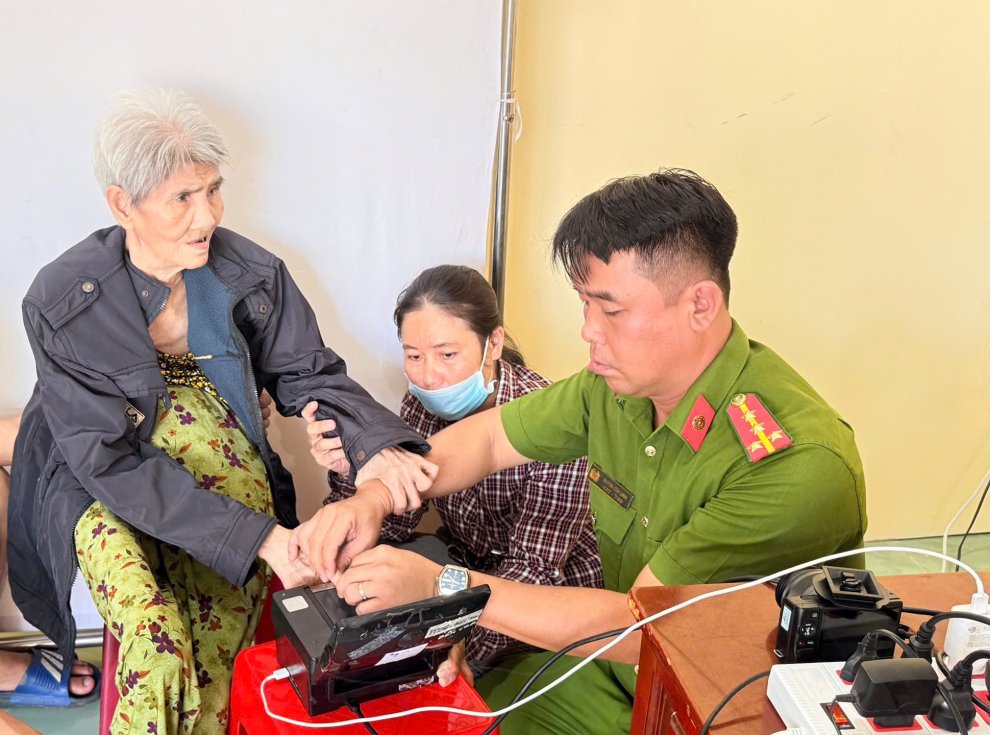 Công an xã Châu Hưng hỗ trợ người già yếu làm căn cước công dân