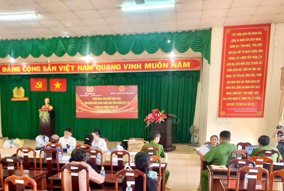 Công an xã Châu Hưng phối hợp Công an xã Phú Túc và các đơn vị hỗ trợ thân nhân liệt sĩ đăng ký lấy mấu ADN