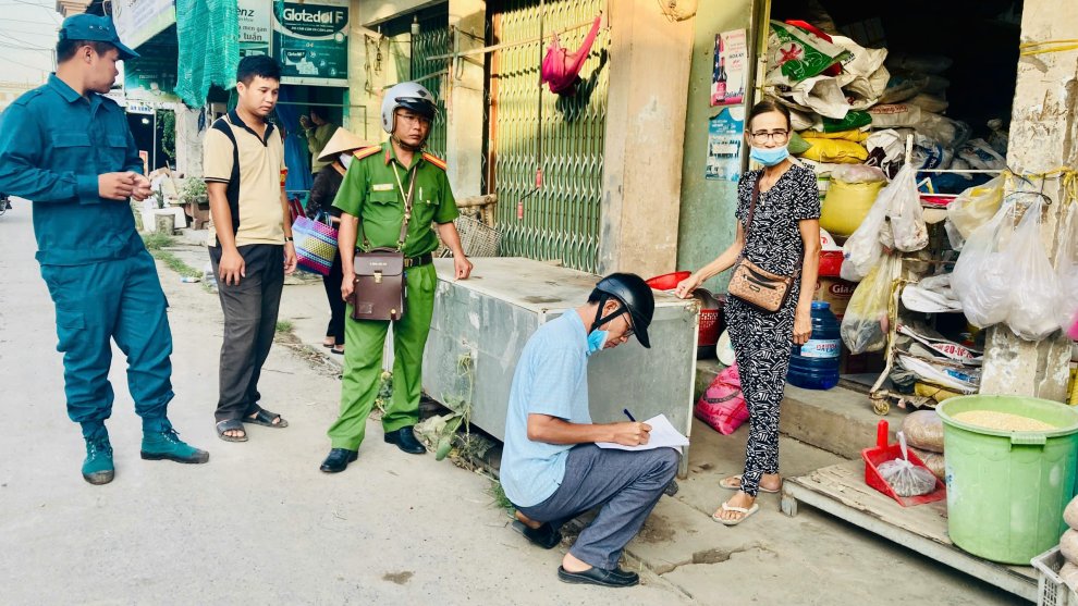 Công an xã cùng lực lượng tham gia nhắc nhỡ trường hợp vi phạm