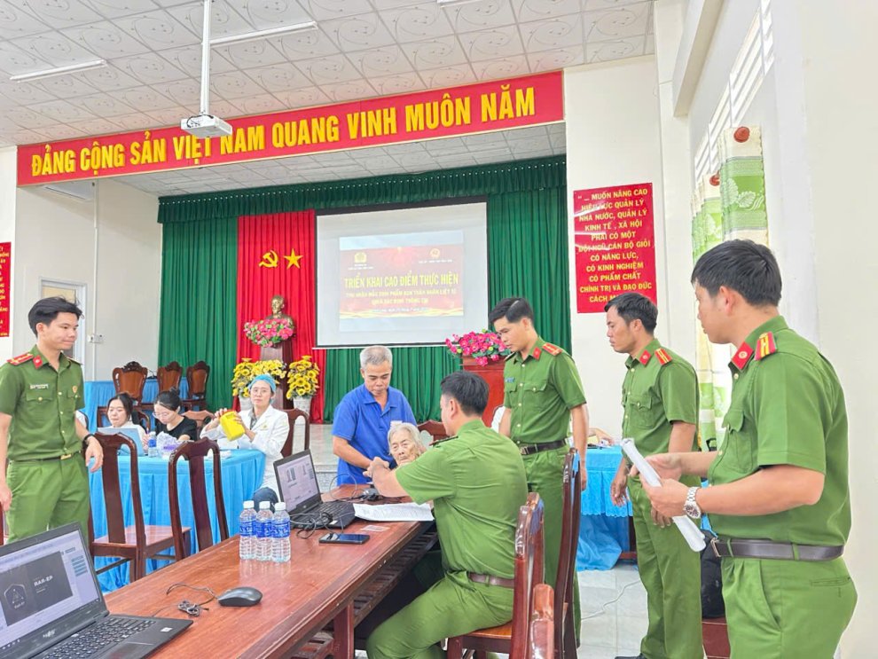 Công an xã phối hợp thu nhận thông tin thân nhân liệt sĩ
