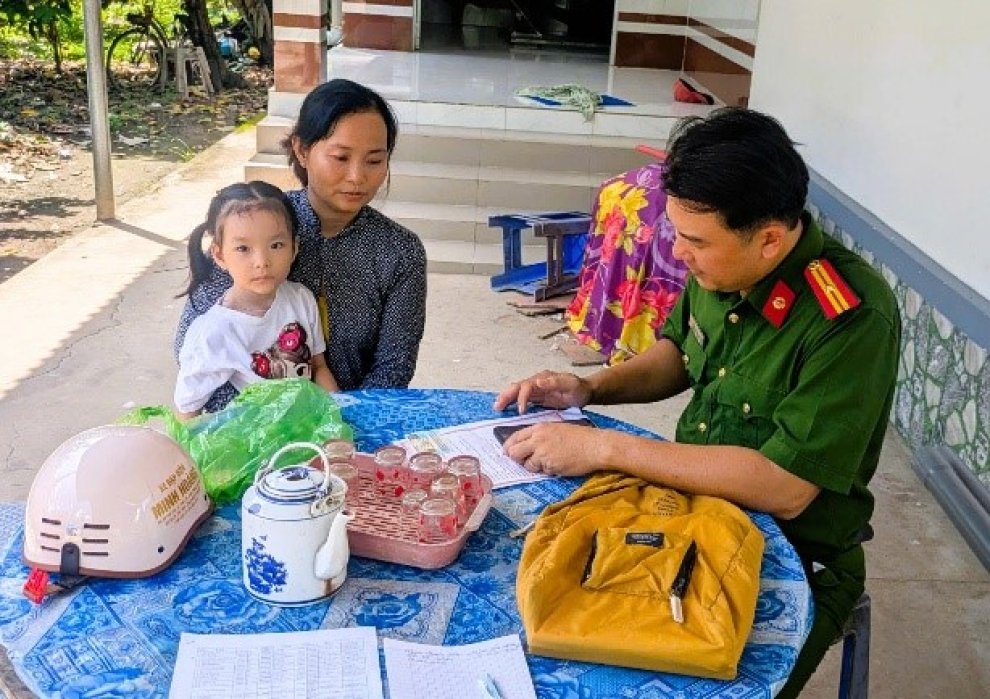 Công an xã Song Lộc xuống nhà người dân hướng dẫn các thủ tục hành chính ảnh 1