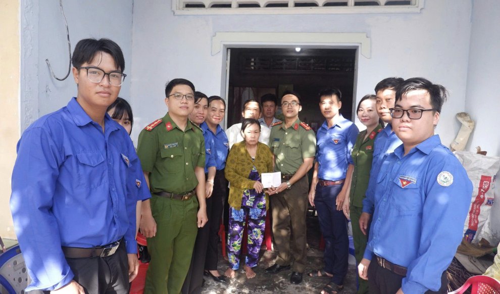 công an xã Thạnh Phú phối hợp cùng xã Đoàn thăm tặng quà các gia đình chính sách trên địa bàn
