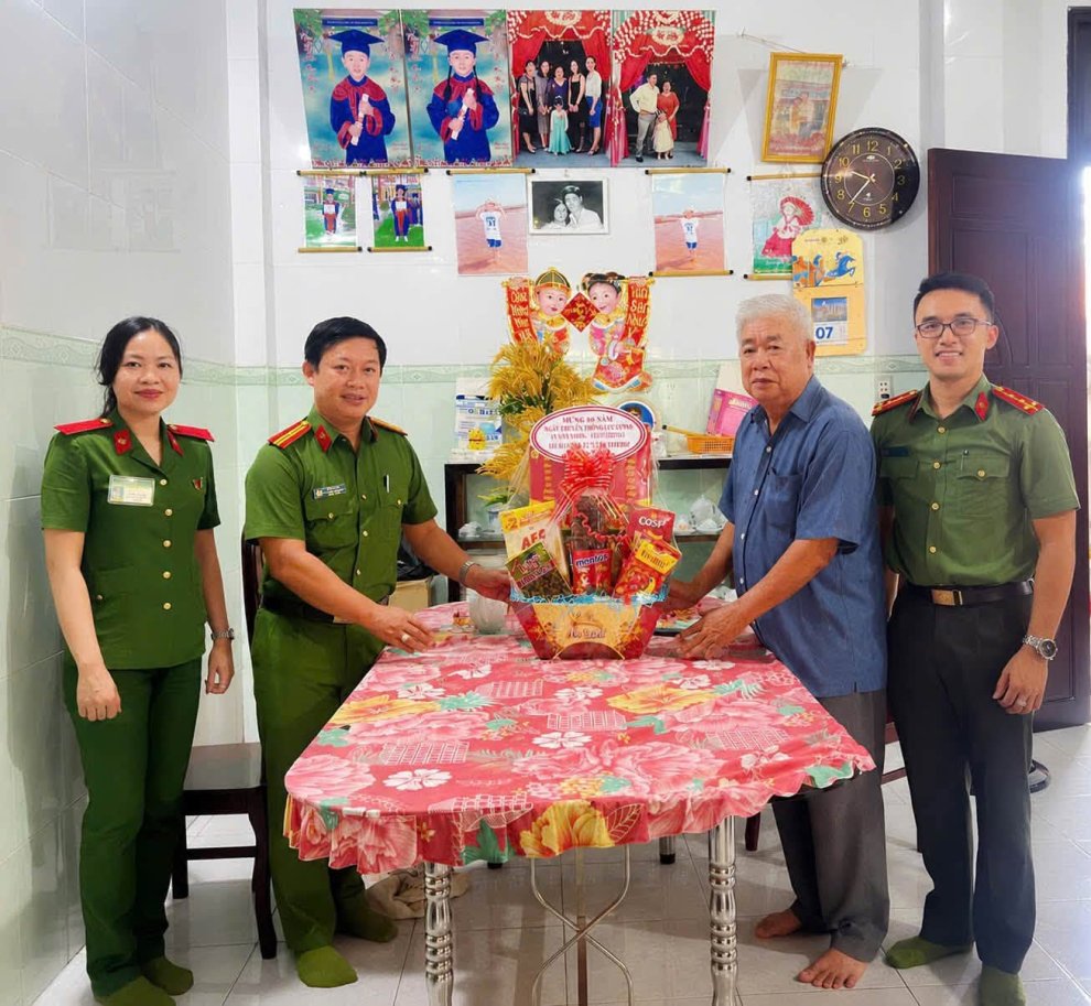 Công an xã Thạnh Phú thăm đồng chí Đại tá Phan Nhật Nam, nguyên TCA huyện Thạnh Phú