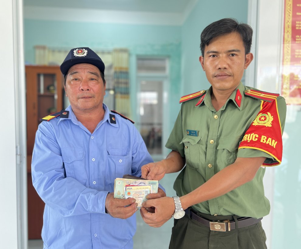 Công an xã tiếp nhận tài sản đánh rơi từ ông Châu Văn Bốn nhặt được
