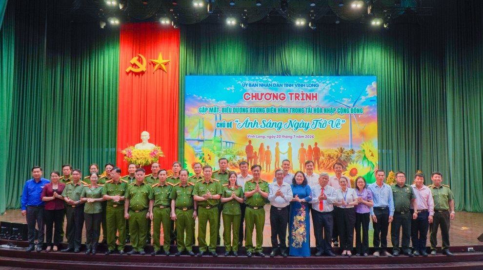 Đại biểu chụp ảnh lưu niệm tại chương trình