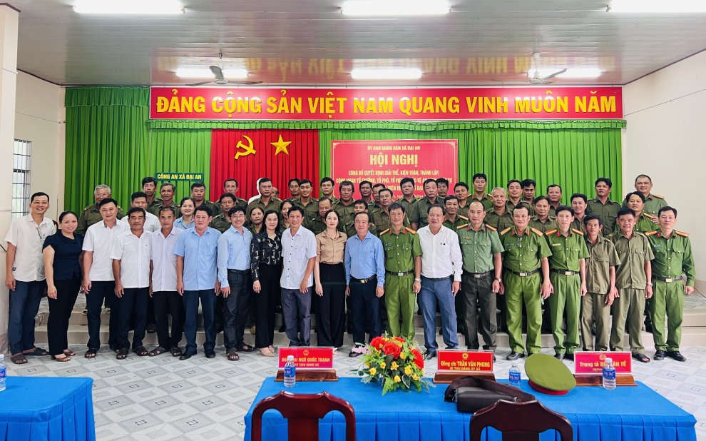 Đại biểu chụp ảnh lưu niệm