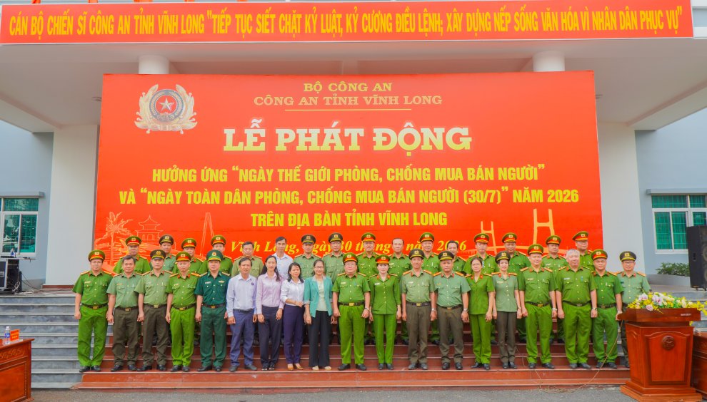 Đại biểu chụp ảnh lưu niệm
