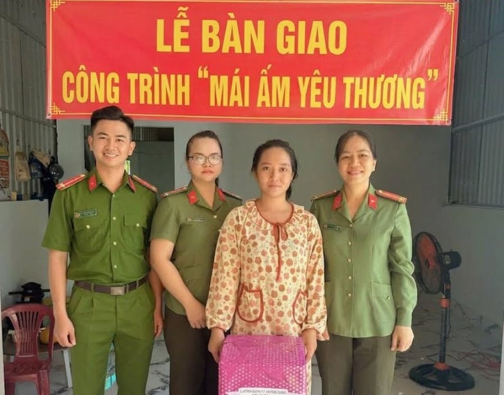 Đại diện Chi hội phụ nữ công an xã và chi đoàn tặng quà