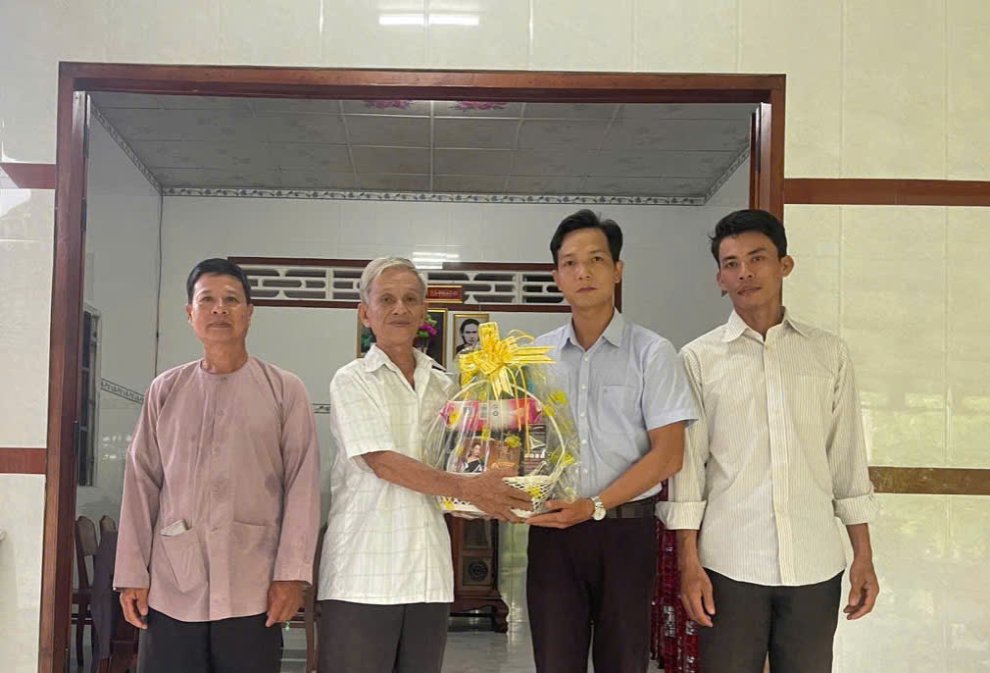 Đại diện Chỉ huy Công an xã tặng quà chúng mừng