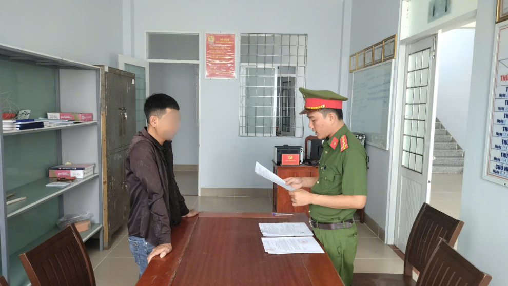 Điều tra viên tống đạt các quyết định tố tụng cho bị can