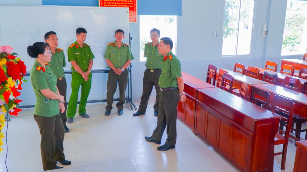 Đoàn công tác khảo sát cơ sở vật chất tại Công an tỉnh (2)