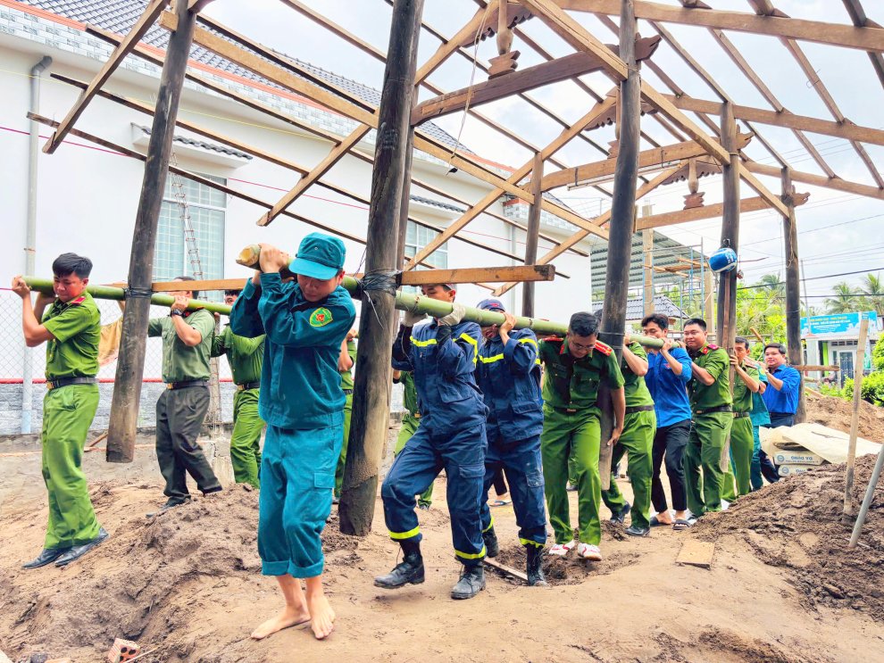 Đoàn viên thanh niên Công an tỉnh hỗ trợ xóa nhà tạm