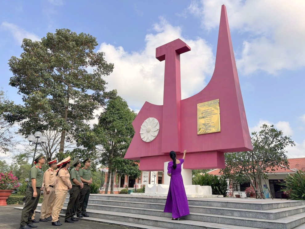 Đoàn viên thanh niên Công an tỉnh tìm hiểu lịch sử tại Khu di tích Cây da đôi