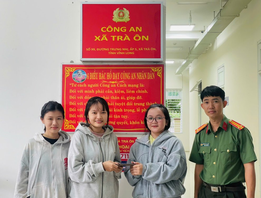 Hai Ngọc và Kiều trao trả lại điện thoại cho người đánh rơi
