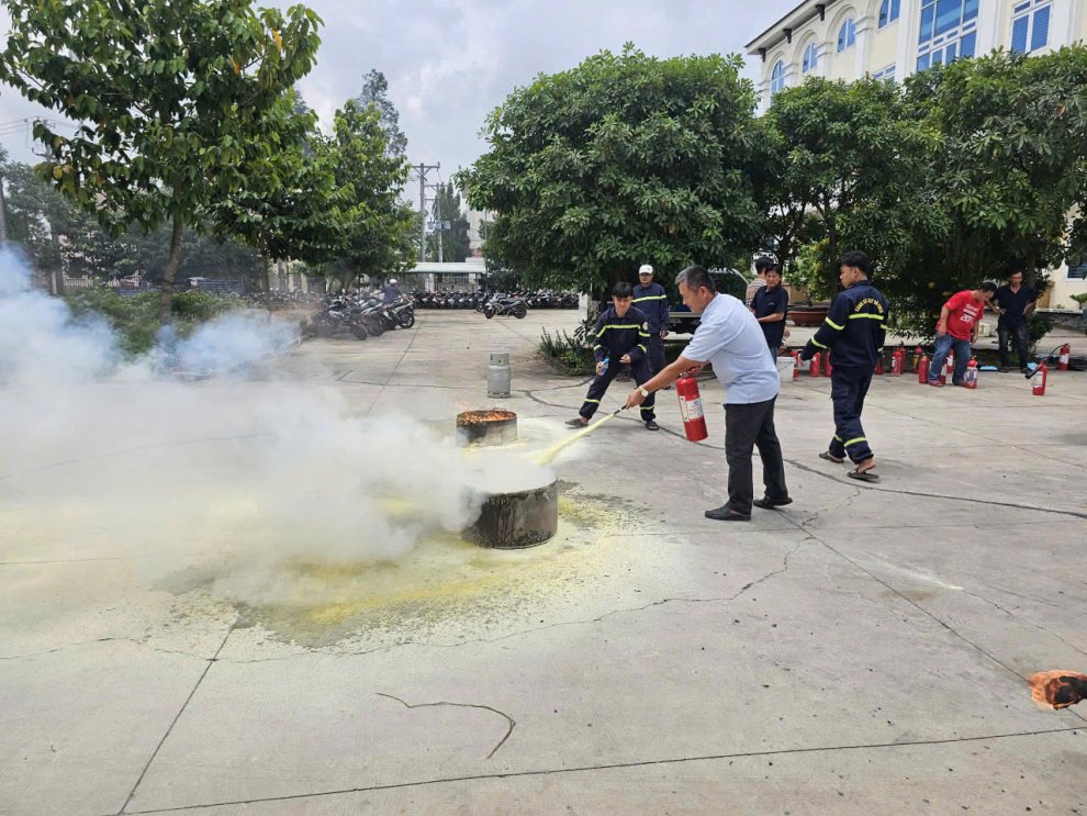 Học viên thực hành sử dụng bình chữa cháy xách tay