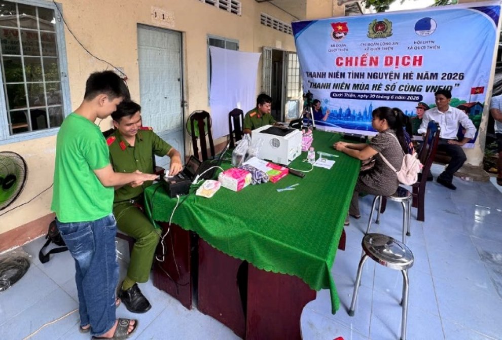 Lực lượng Công an đồng hành cùng người dân chuyển đổi số