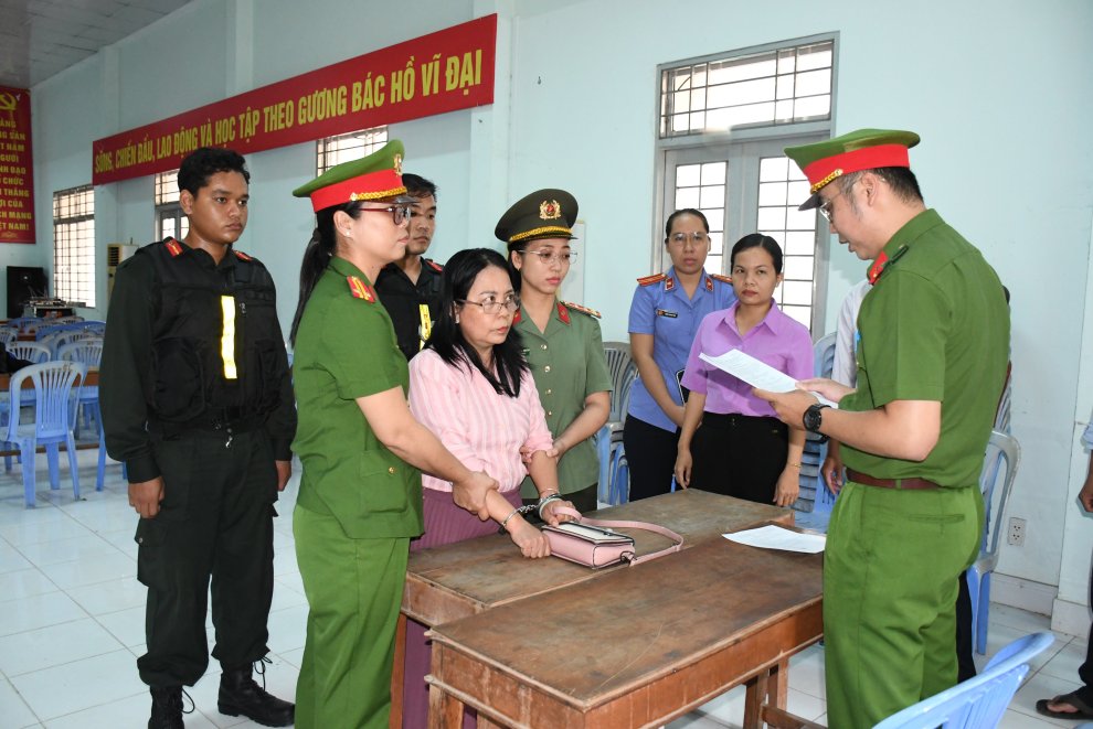 Thi hành hành lệnh bắt và khám xét nơi ở của đối tượng “Lợi dụng các quyền tự do dân chủ xâm phạm lợi ích của Nhà nước, quyền, lợi ích hợp pháp của tổ chức, cá nhân”