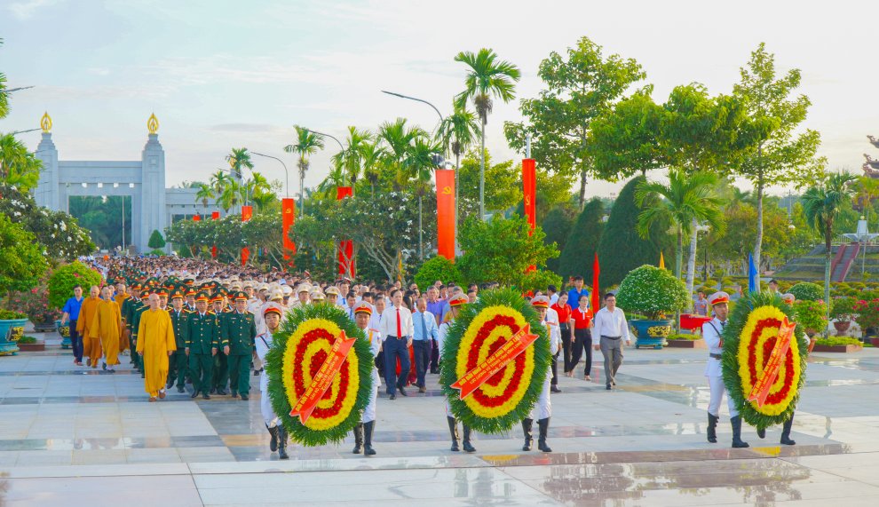 Lãnh đạo tỉnh và đại biểu viếng các Anh hùng liệt sĩ đang yên nghỉ tại Nghĩa trang liệt sĩ tỉnh (2)