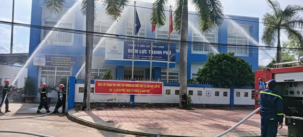 Lực lượng Cảnh sát PCCC và CNCH phun nước dập tắt đám cháy