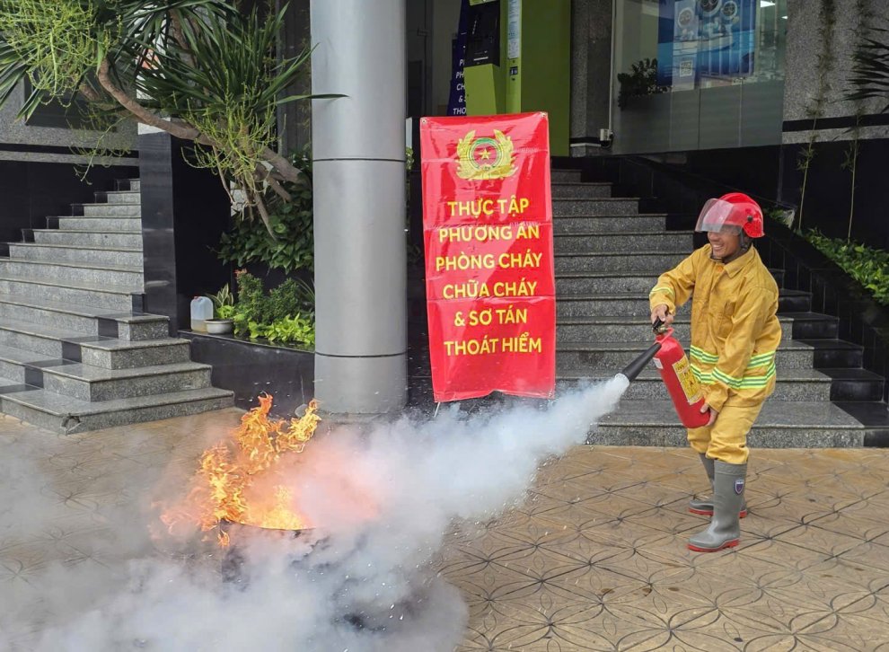 Lực lượng chữa cháy tại chỗ sử dụng bình chữa cháy xách tay xử lý đám cháy