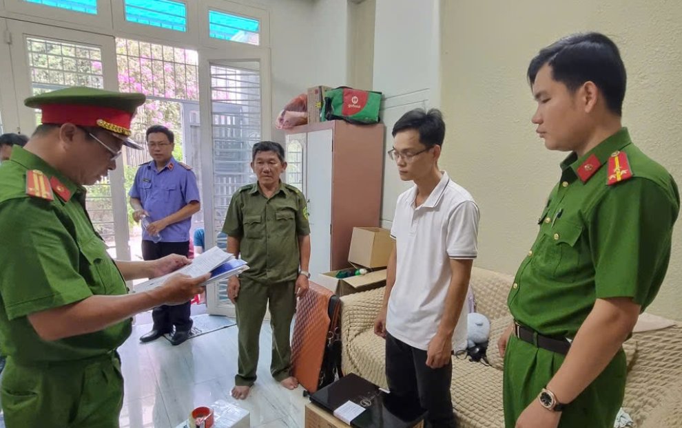 lực lượng chức năng làm việc