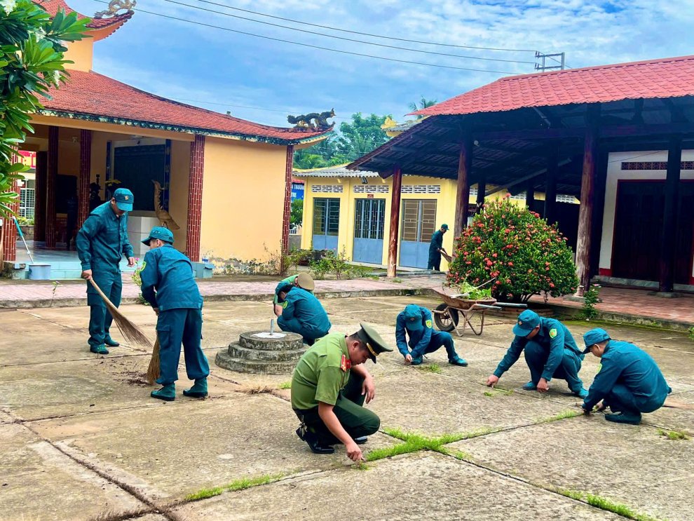 lực lượng đoàn viên quét dọn Đền thờ Liệt sĩ phường