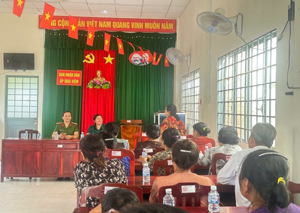 Người dân đến tham dự buổi tuyên truyền