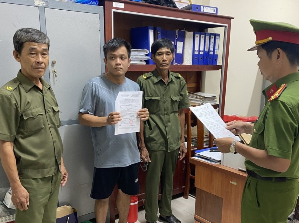 Nguyễn Tấn Hoàng tại cơ quan Công an