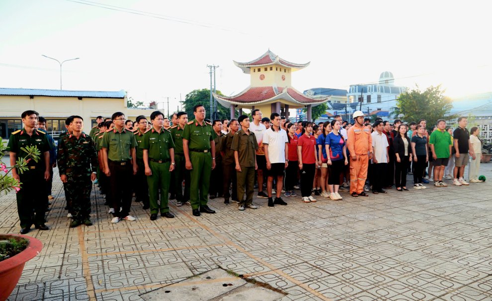 QUANG CANH BUOI LE MITTINH TAI DIEM CAU XÃ CÀNG LONG