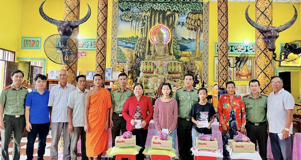 Công an xã Châu Thành tặng quà các hộ gia đình có hoàn cảnh khó khăn