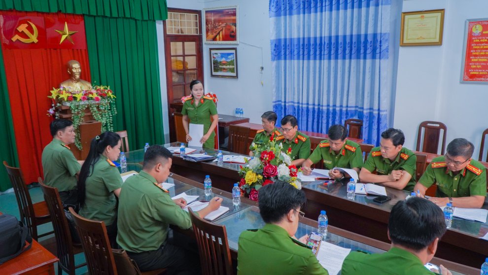 Thượng tá Nguyễn Thị Kim Ngọc pb