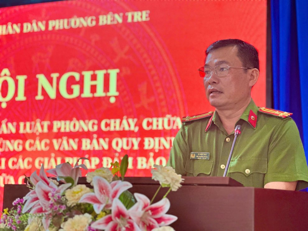 Thượng tá Vũ Ngọc Nam, Phó Trưởng phòng Cảnh sát PCCC và CNCH Công an tỉnh Vĩnh Long báo cáo tại Hội nghị