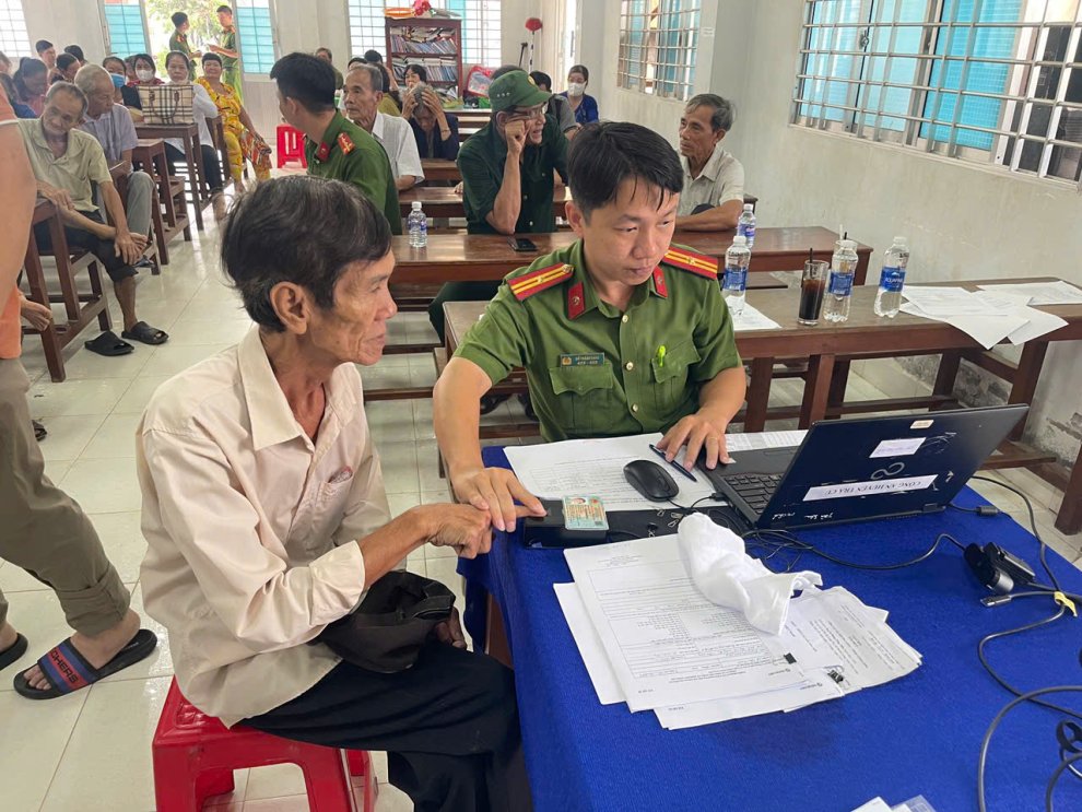 Tổ công tác thu mẫu sinh phẩm ADN cho thân nhân liệt sĩ