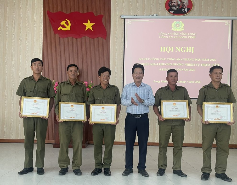 trao khen cho tập thể cá nhân xuất sắc XDPT 1