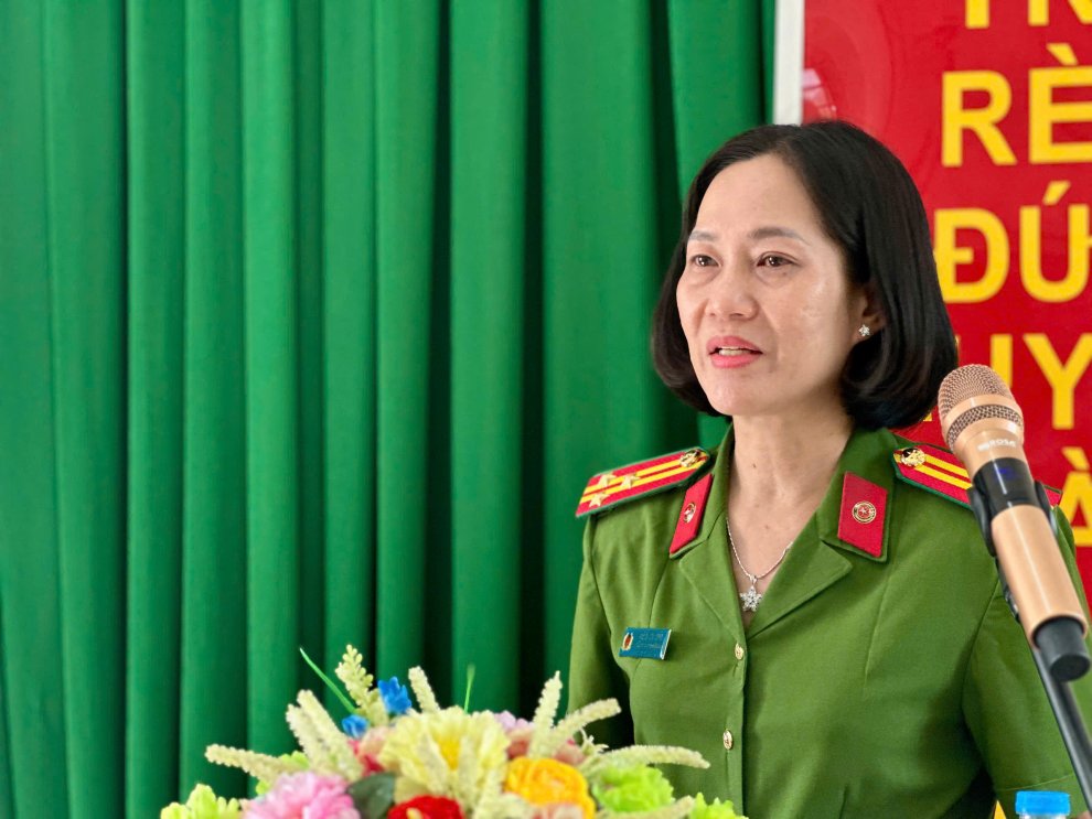 Trưởng Công an phường phát biểu kết luận hội nghị